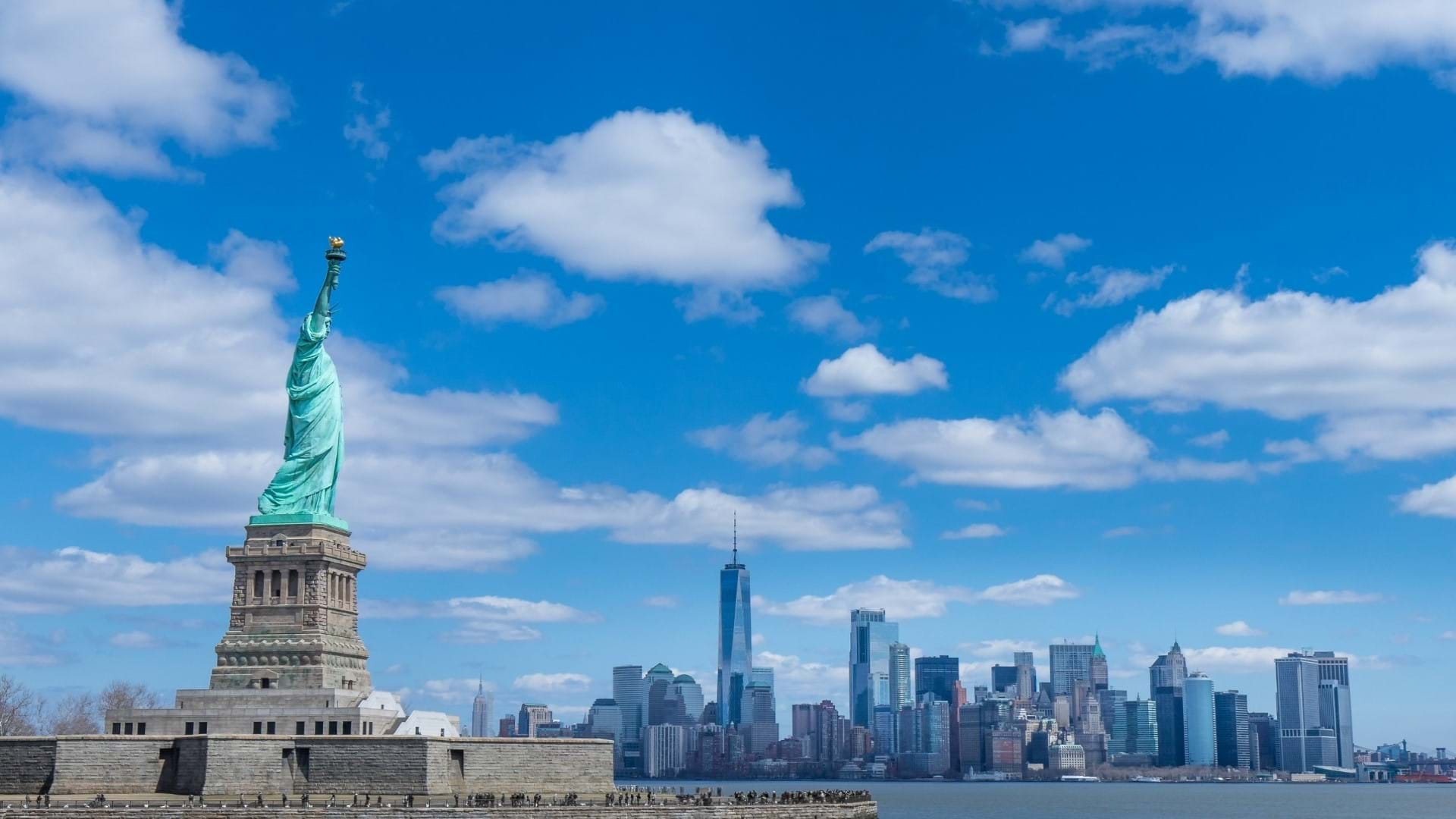 Kip Slobode jedna je od najpoznatijih znamenitosti New Yorka. U pozadini se vidi Menhetn, uvek najlepši sa reka.