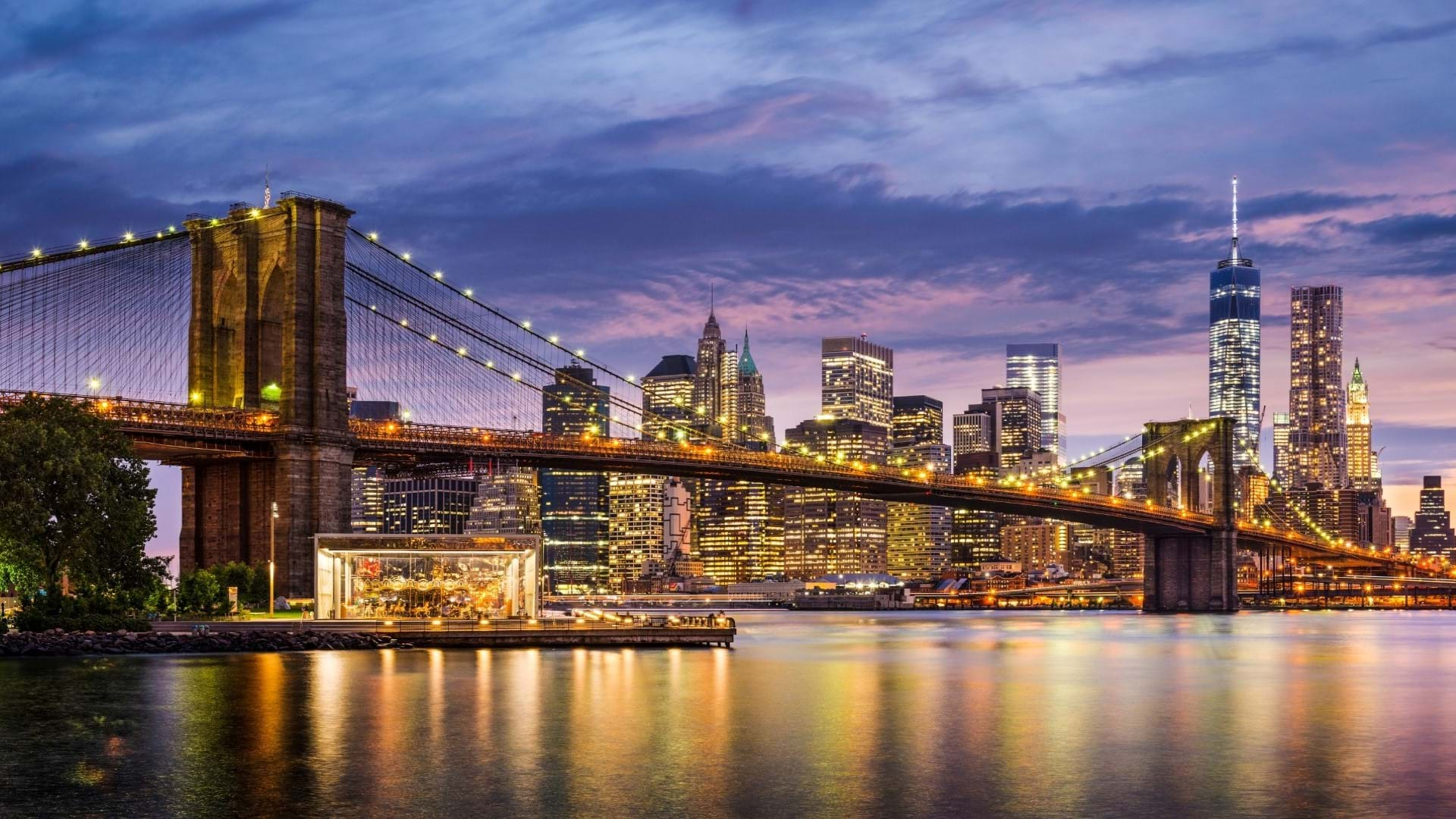 Brooklin Bridge i Menhetn u pozadini uveče.