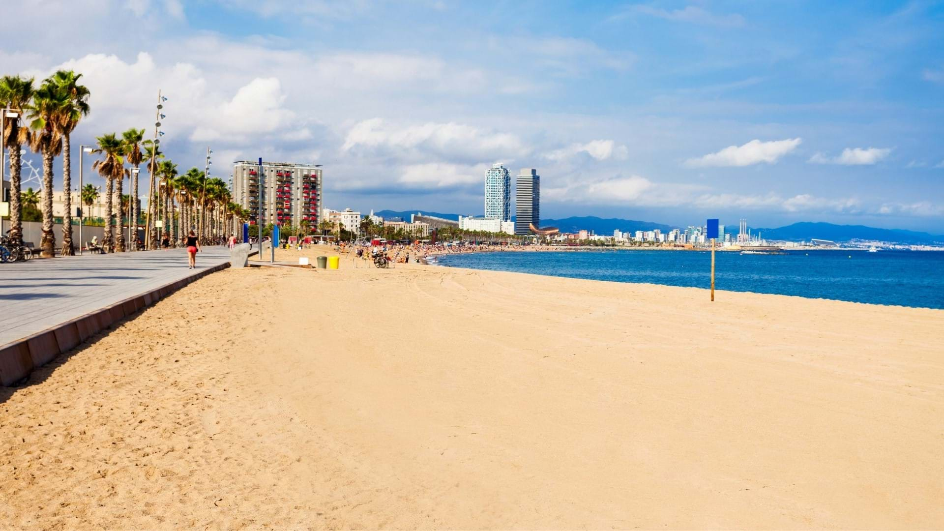 Plaza Barseloneta u Barseloni, mesto je za opuštanje svih turista. Prelepa plaža i mesto za nezaboravne dnevne i noćne aktivnosti.