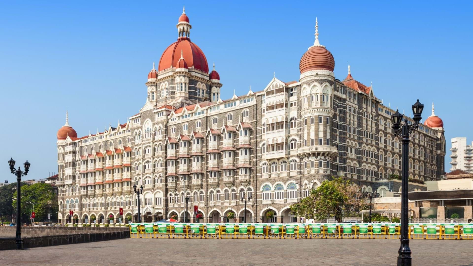 Najpoznatiji hotel u Mumbaju, udaljen svega 100 metara od poplarnog spomenika India Gate.