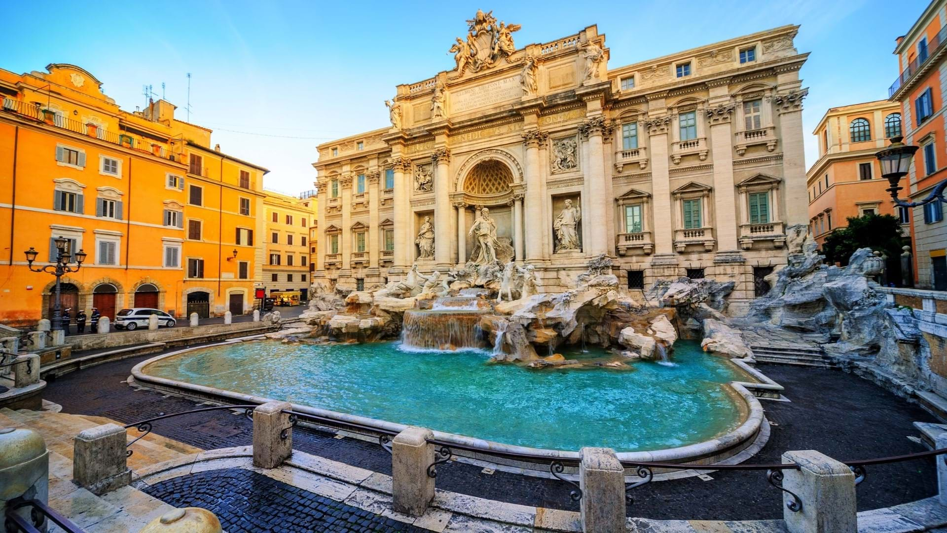 Fontana Di Trevi je još jedna građevina  Rimu koju morate posetiti. Prilikom posete ovoj fontani obavezno bacite novčić u nju i zamislite želju. Legenda kaže da se sve želje ostvaruju.