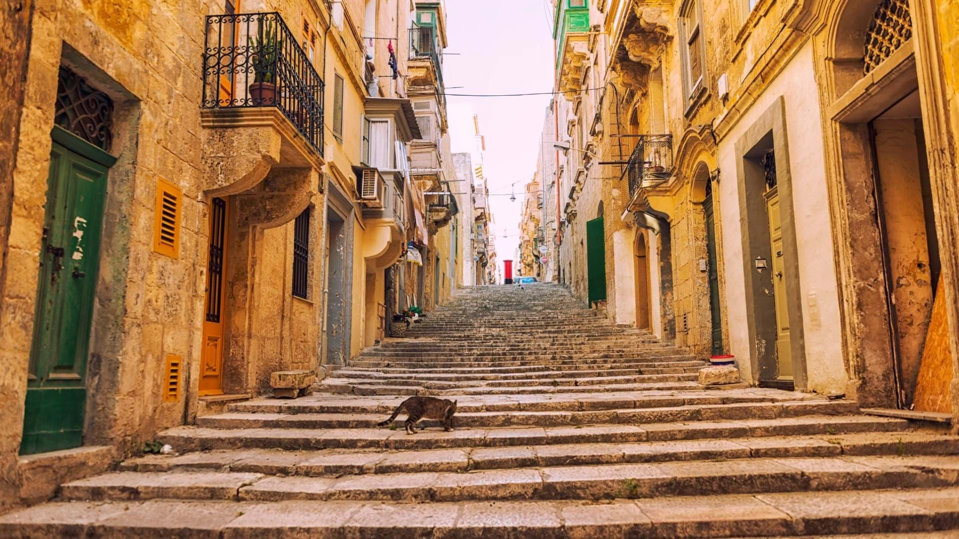 Malta, uske ulice i kamene kuće.