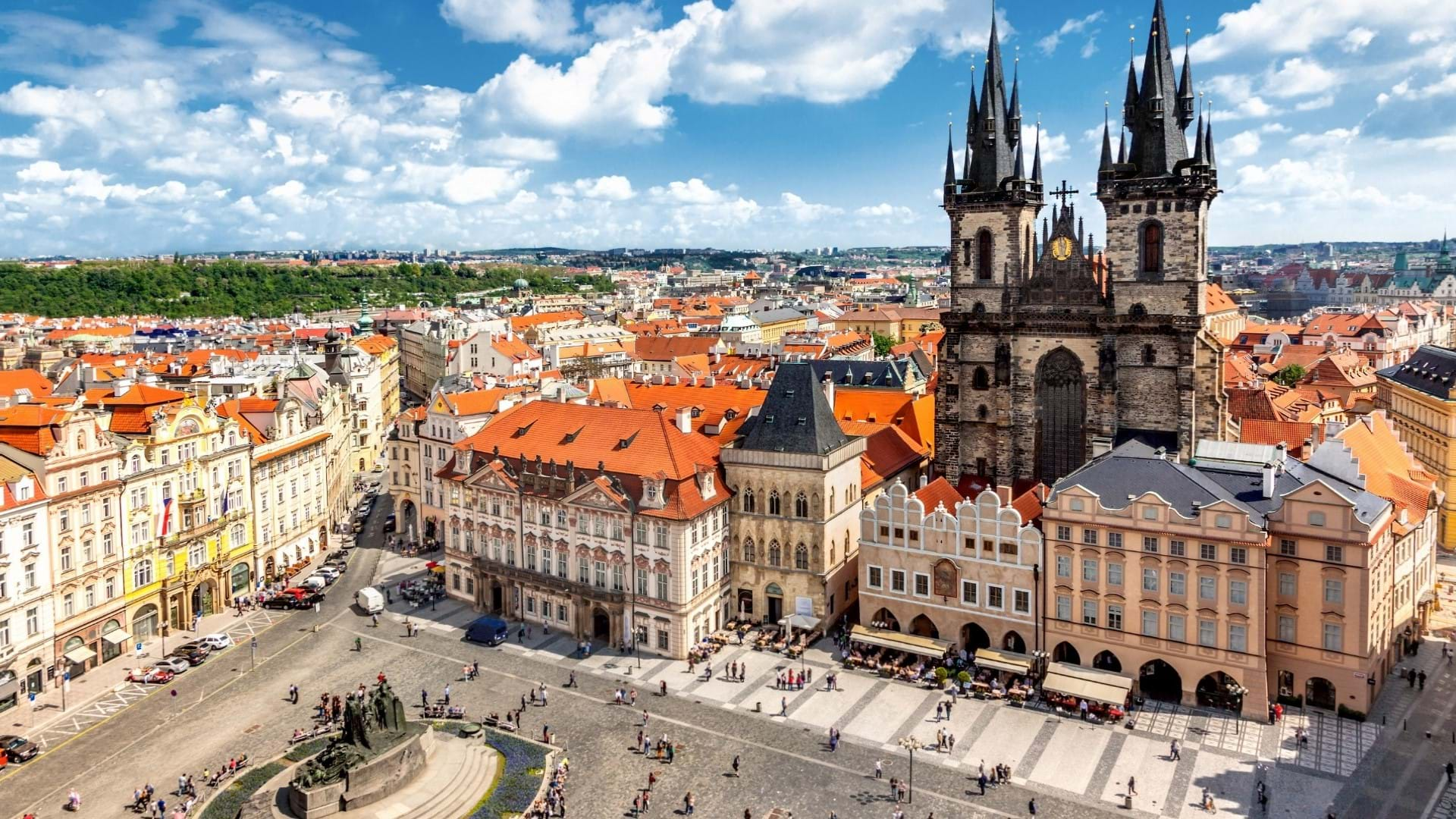 Glavni trg u Pragu najbolje pokazuje veličinu i lepotu Češke prestonice. Jedan je od nalepše uređenih i najposećenijih mesta u gradu gde možete videti turiste iz celog sveta.