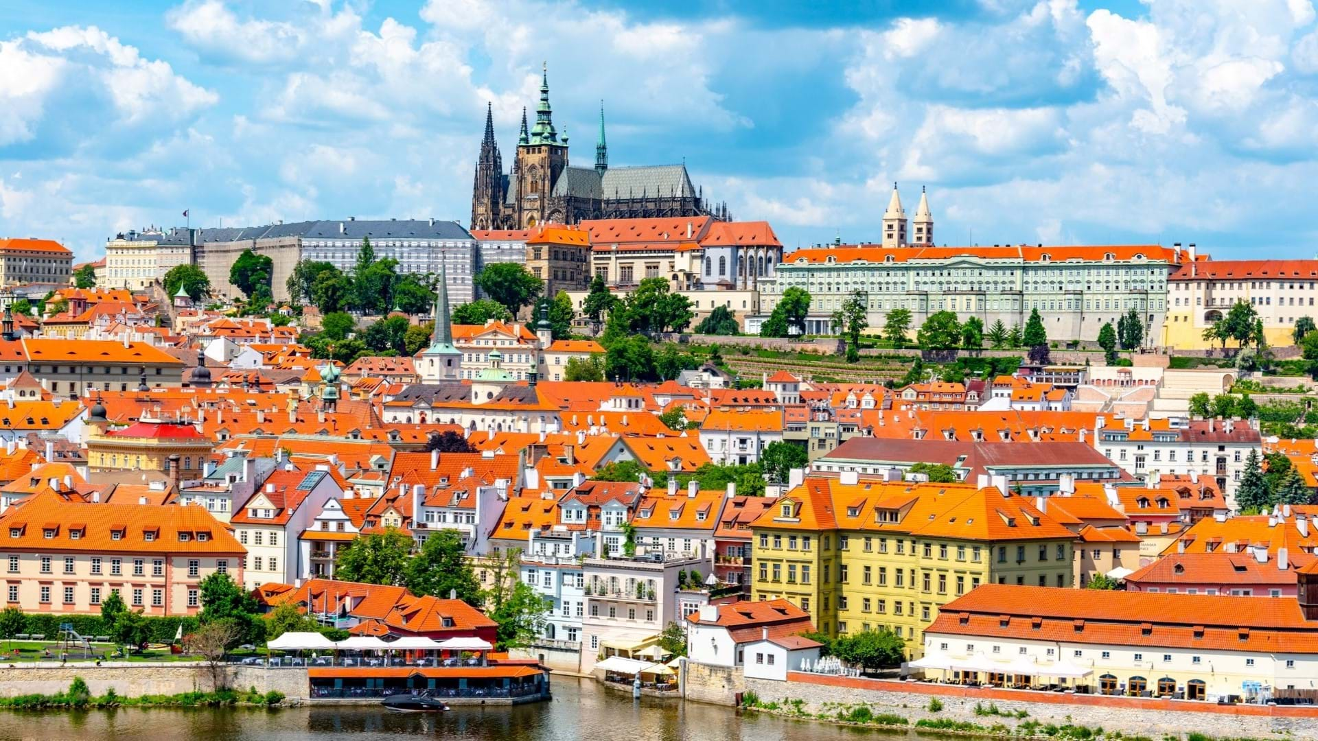 Dvorac Hradcani najveći je gotski dvorac u Evropi, smešten je iznad Praga jednog od najbolje očuvanih gotskih gradova na svetu.