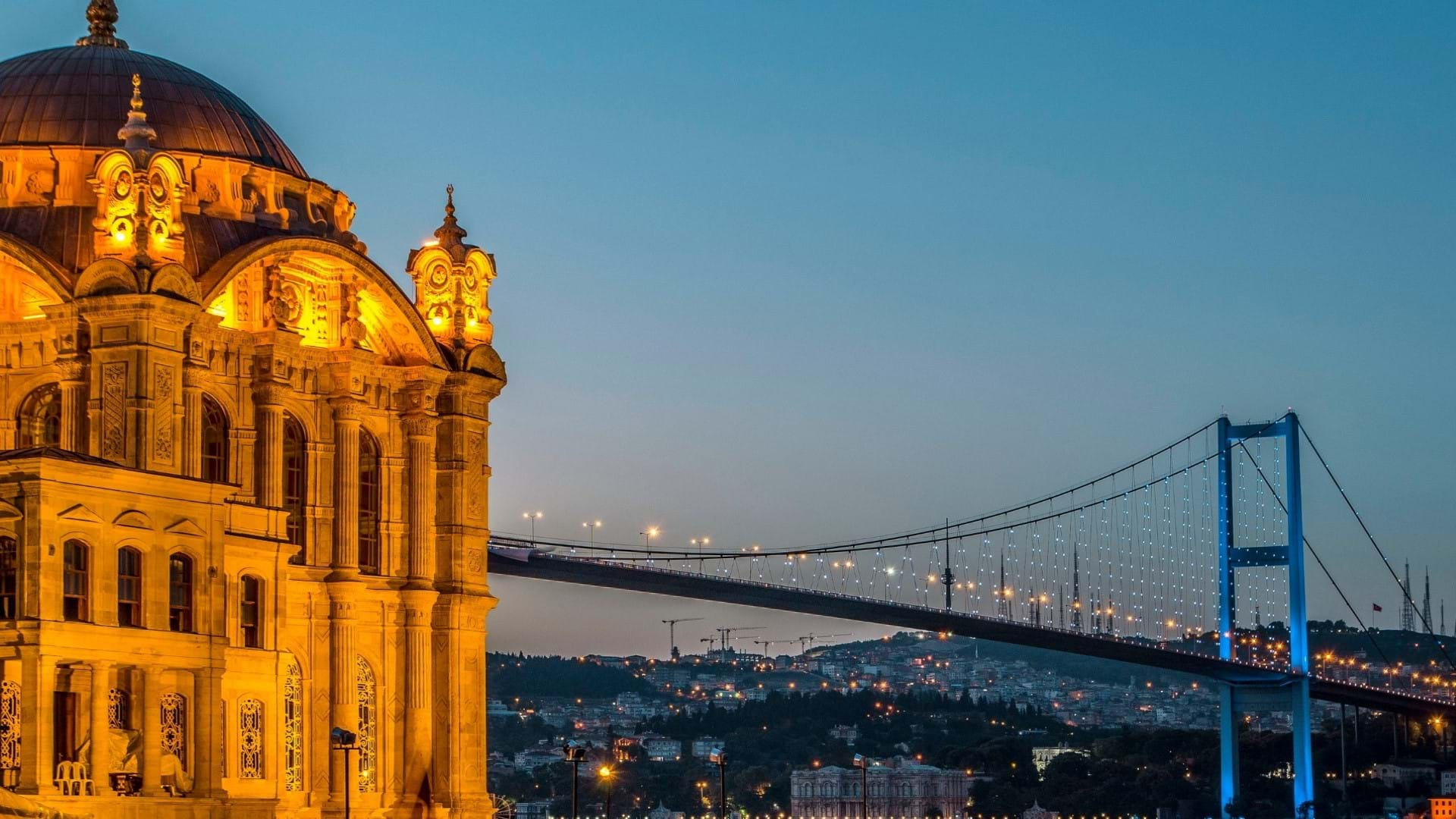 Istanbul, pogled na most na Bosvoru pored palate i starog dela grada.